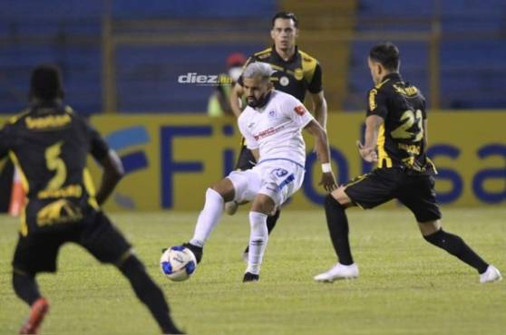 Real España y Olimpia se están midiendo en el Olímpico: Foto: Yoseph Amaya.