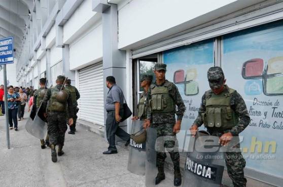 El Ejército y la Policía Nacional tienen blindado el estadio Morazán para el clásico sampedrano.
