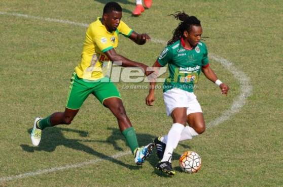 Luis Ramos está haciendo su debut con Marathón en este Clausura 2017. Aquí recibe la marca de Jerrick Díaz. Foto Delmer Martínez