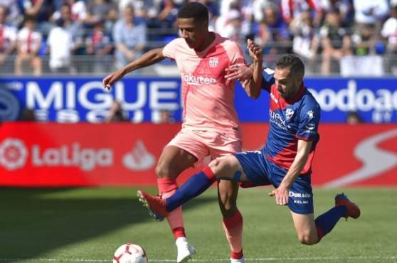 Todibo está haciendo su debut con el Barcelona frente al Huesca.