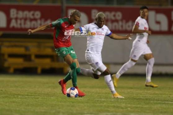 Kervin Arriaga y Deiby Flores libran una batalla de poder a poder en el mediocampo. Fotos Marvin Salgado