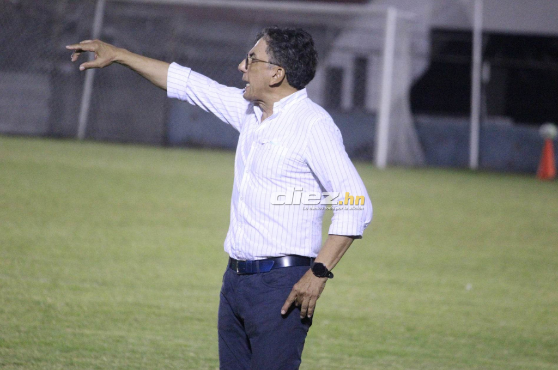 El entrenador del Victoria dirigiendo en el clásico ceibeño en el que la Jaiba se llevó el triunfo.
