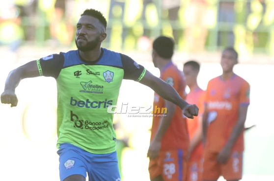 Reinieri Mayorquín festeja el tremendo golazo que anotó en el Estadio Juan Ramón Brevé Vargas.