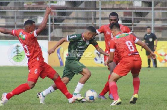 Selvin Guevara de Marathón intenta escaparse de la marca de Rony Martínez, Wilmer Fuentes y Abbott de Real Sociedad. Fotos DIEZ | Edgar Witty