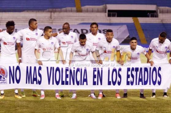 El Olimpia salió con una manta de no más violencia en los estadios. Este partido lo juegan sin público.