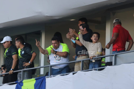 Así festejó Samuel García el segundo tanto de Auzmendi el presidente del Olancho FC.