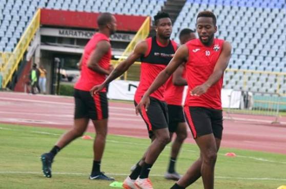 Kevin Molino, el referente de Trinidad y Tobago, realizando trabajos de calentamiento.