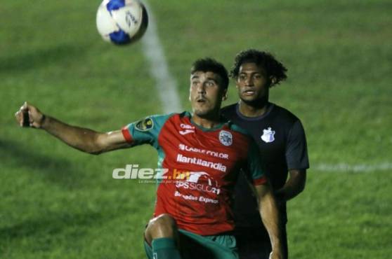 Bruno Volpi siendo acosado por Arnaldo Urbina en el Honduras Progreso - Marathón.