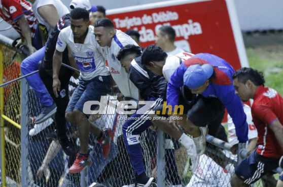 Supuestos aficionados del Olimpia estuvieron involucrados en la bronca en el Estadio Francisco Morazán.