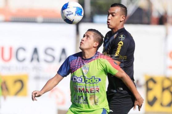 El volante de Real España Devron García, disputa la pelota con Aldo Oviedo del Real de Minas. Fotos Ronal Aceituno