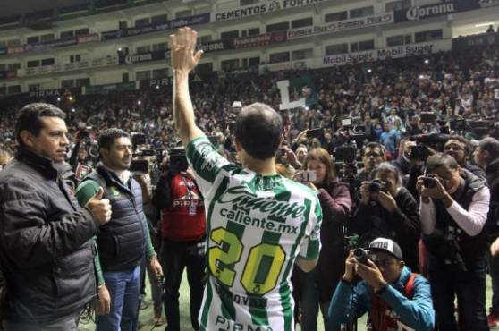 Leon´s new footballer, Landon Donovan of the US, is pictured with his new jersey during his official presentation at the Nou Camp stadium on January 15, 2018, in Leon,Mexico. / AFP PHOTO / GUSTAVO BECERRA