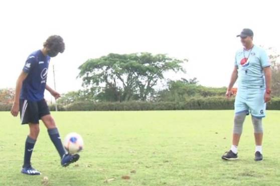 Mathías fue seleccionado Sub-15 de Honduras en el 2021. Aquí comparte con su padre en un entrenamiento del Motagua.