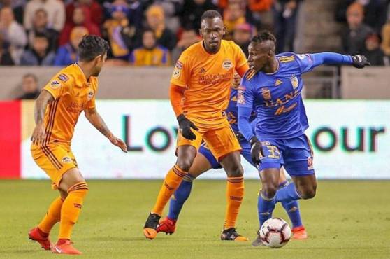 Alberth Elis en acción ante Tigres por Champions de Concacaf.