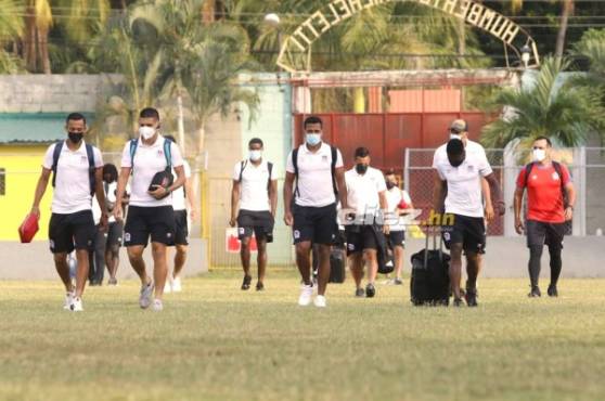 Olimpia llegando al estadio Humberto Micheletti para encarar la ida de las semis.