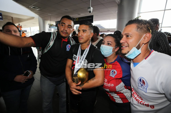 Michaell Chirinos fue uno de los jugadores más aclamados por la afición olimpista en el Aeropuerto de Toncontín. Foto: David Romero.