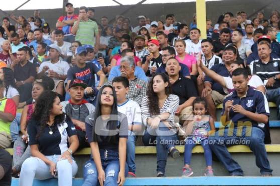 La afición progreseña comienza a llegar al estadio Humberto Micheletti.