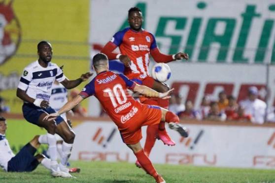 El volante argentino Matías Garrido remata pero su disparo se fue por arriba de la portería de Kevin Hernández. Fotos Neptalí Romero