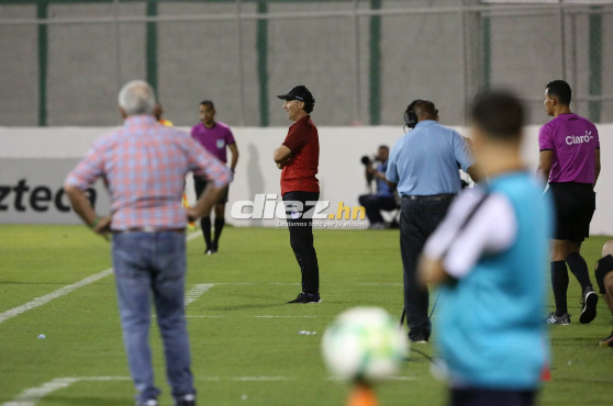 Pedro Troglio no tuvo la mejor noche en el Estadio Carlos Miranda tras caer ante Marathón.