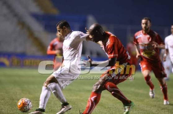 El delantero del Olimpia, Roger Rojas, cubre la pelota ante la marca del zaguero del Vida, Osman Chávez. Foto Juan Salgado