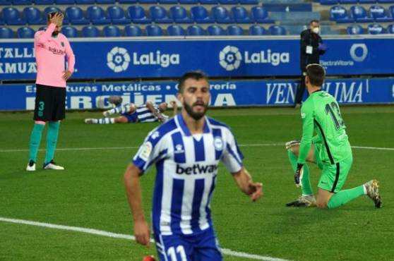 Rioja celebra el gol del Alavés mientras Piqué y Neto se lamentan el error.