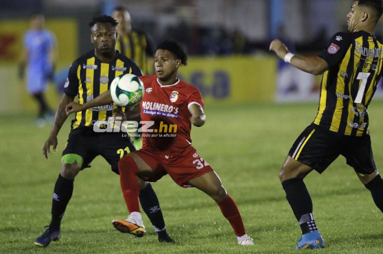 Kevin Álvarez disputa el balón contra un futbolista de la Real Sociedad de Tocoa en el Estadio Rubén Deras.