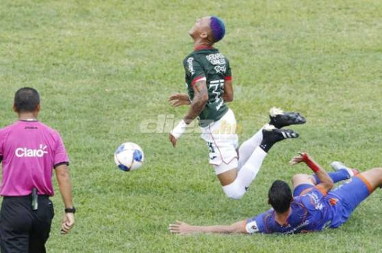 El volante de Marathón, Kervin Arriaga, se lamenta de una falta que el silbante Melvin Matamoros no sancionó. Fotos DIEZ | Neptalí Romero