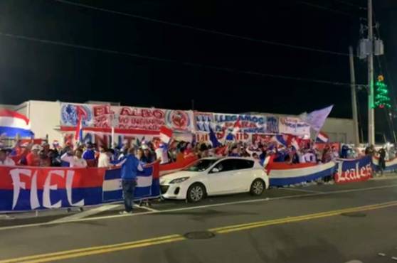 La afición del Olimpia ha llegado a las afueras del estadio a apoyar a sus héroes.