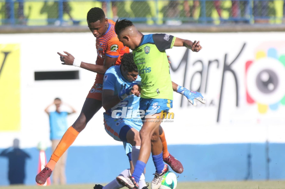 Celio Valladares salva a Lobos UPN tras acción peligrosa de Christian Altamirano en la portería de Olancho FC.