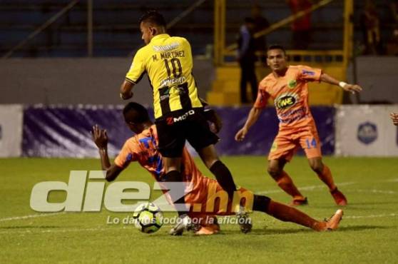 En el estadio Morazán se juega el partido entre Real España y Parrillas One.