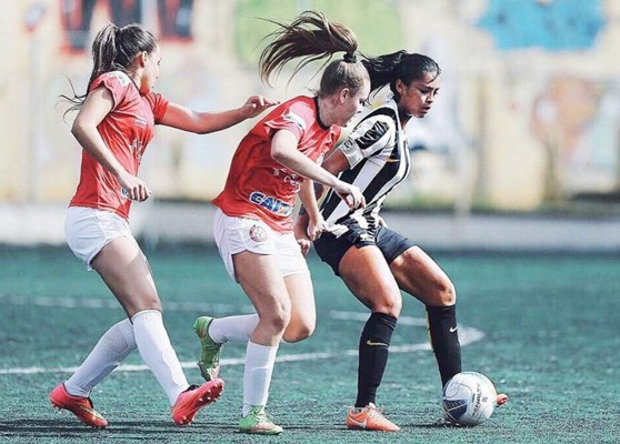 ¡EXPLOSIVA! La futbolista del Santos de Brasil con cuerpo de súper modelo