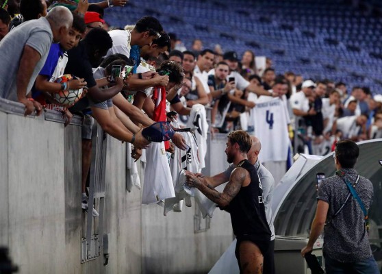 La volada de Keylor y la firma de autógrafos: Así fue el último entrenamiento del Real Madrid