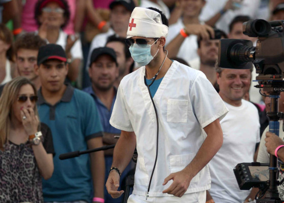 Nadal y Djokovic cierran gira con show de tenis y fútbol en Argentina.