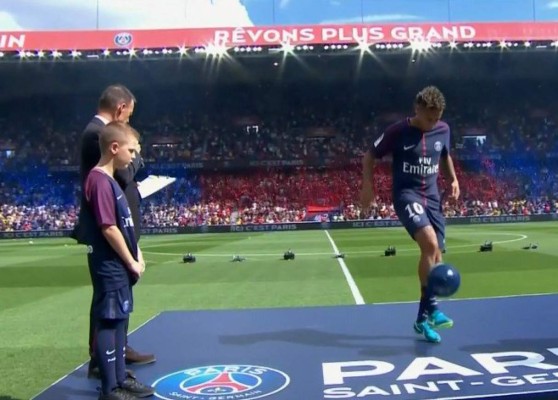 Neymar desata la locura en su presentación en el Parque de los Príncipes