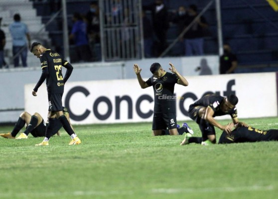 No se vio por TV: Con camiseta de Olimpia apoyando a Motagua, el beso y el 'invitado' en el palco