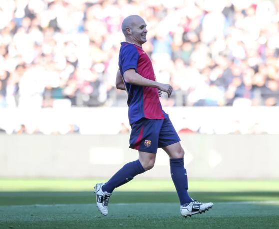 Las leyendas del Barcelona volvieron a derrotar al Real Madrid en el Clásico: el gesto de los blancos con Iniesta