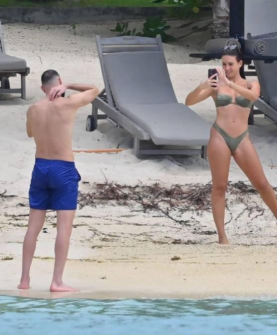 Otra polémica de Benzema: la impensada mujer con que se fue de vacaciones después de ser padre con Jordan Ozuna