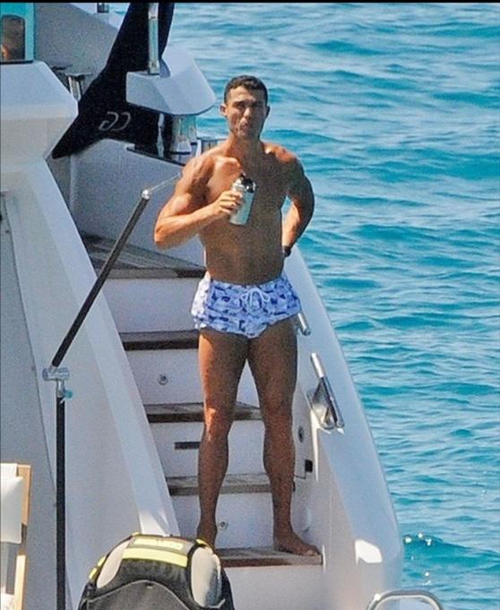 Georgina Rodríguez deslumbra a bordo de un yate en los últimos días de las vacaciones de Cristiano Ronaldo