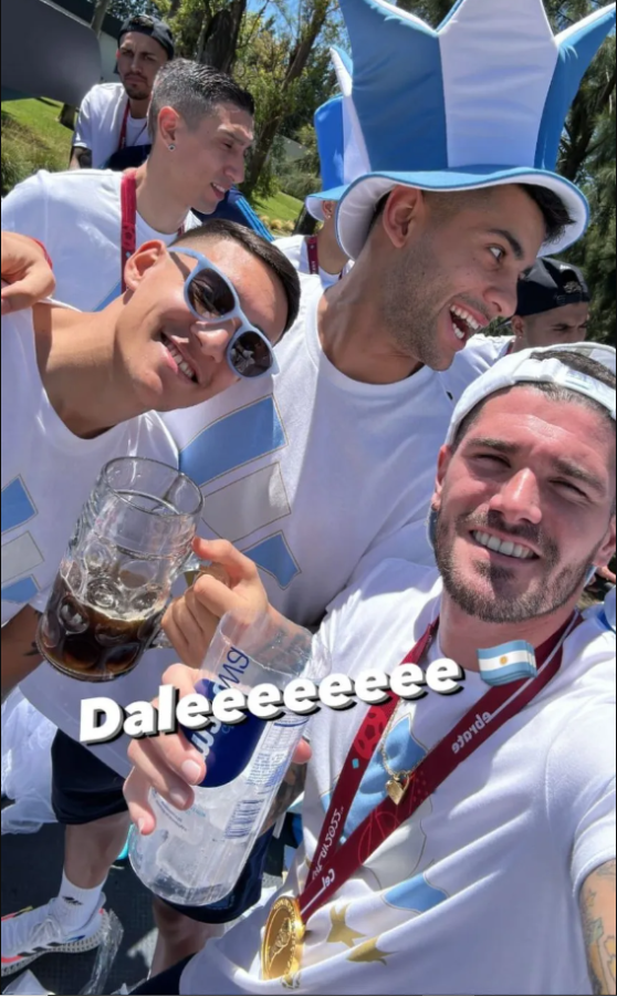 Cinco millones en la caravana de Argentina: Messi bebiendo alcohol, polémica foto de Otamendi y propuestas indecentes