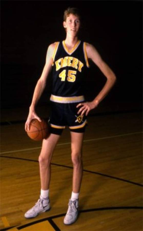 Conoce a los jugadores más altos en la historia de la NBA