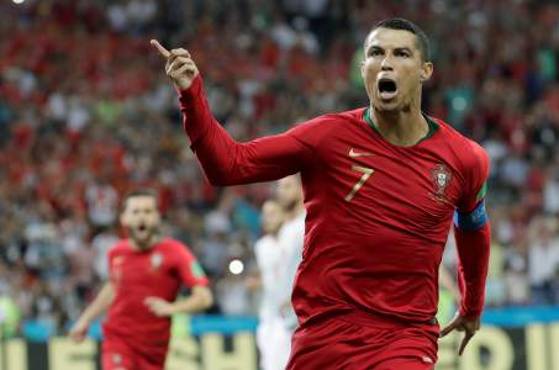 MUN04-53. SOCHI (RUSIA), 15/06/2018.- El delantero portugués Cristiano Ronaldo celebra tras marcar el 1-0 durante el partido Portugal-España, del Grupo B del Mundial de Fútbol de Rusia 2018, en el Fisht de Sochi, Rusia, hoy 15 de junio de 2018 (RUSSIA SOCCER FIFA WORLD CUP, Portugal, Spain, Sochi). EFE/Sebastião Moreira [ATENCIÓN EDITORES: Sólo Uso editorial. Prohibido su uso en referencia con entidad comercial alguna. Prohibido su uso en alertas, descargas o mensajería multimedia en móviles. Las imágenes deberán aparecer como fotografías congeladas y no podrán emular la acción del juego mediante secuencias o fotomontajes. Ninguna imagen publicada podrá ser alterada, mediante texto o imagen superpuesta, en el caso de que (a) intencionalmente oculte o elimine el logotipo de un patrocinador o (b) añada y/o cubra la identificación comercial de terceras partes que no esté oficialmente asociada con la Copa Mundial de la FIFA.]