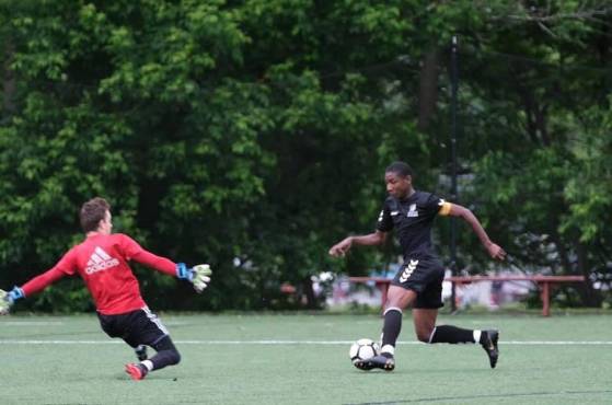 Jesús Batiz controlando el esférico de zurda camino a anotar un auténtico golazo.