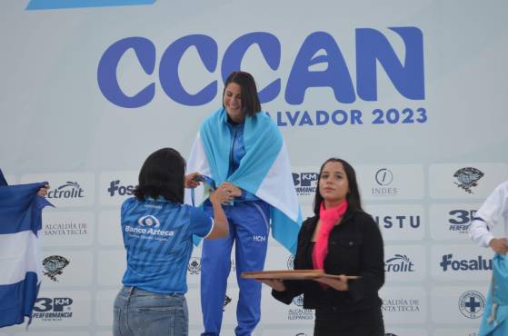 Sara Pastrana, de 24 años, sigue coleccionando medallas para la natación de Honduras.