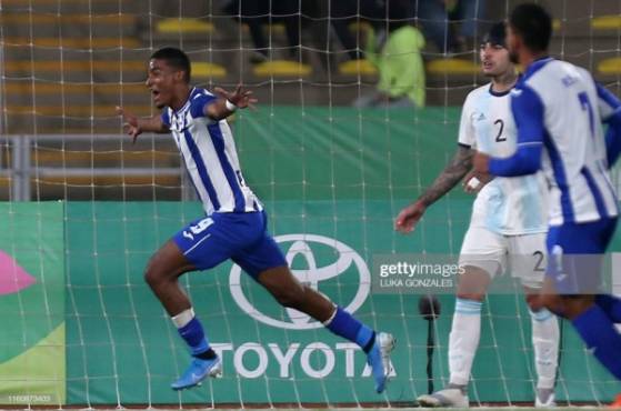 Honduras Douglas Martinez (L) celebrates after scoring during the Men's Football Gold Medal Match between Argentina and Honduras at the Lima 2019 Pan-American Games in Lima on August 10, 2019. (Photo by Luka GONZALES / AFP) (Photo credit should read LUKA GONZALES/AFP/Getty Images)