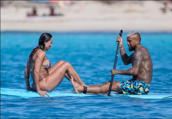 Sonia Isaza, la infartante novia de Arturo Vidal, deslumbra en sus vacaciones en un yate de lujo en España