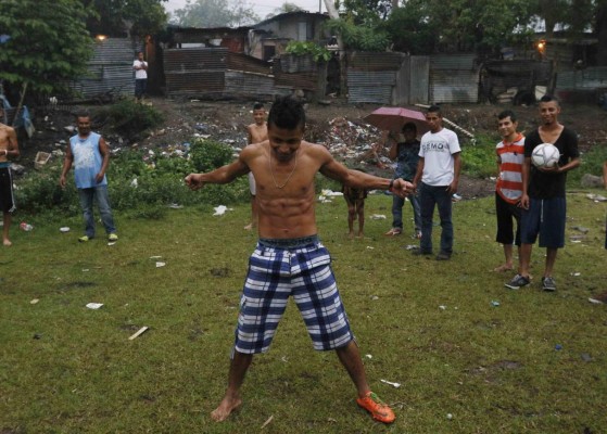 FOTOS: Así es un partido en un bordo de Honduras
