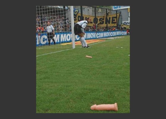 Las 10 cosas más extrañas lanzadas a un campo de fútbol