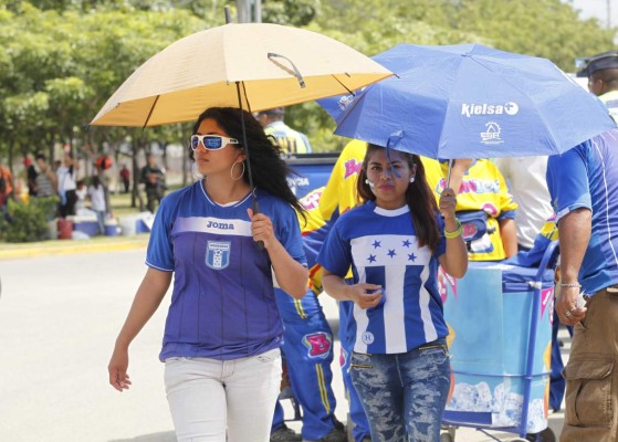 Aficionados hondureños se las ingenian para sofocar el fuerte calor de San Pedro Sula