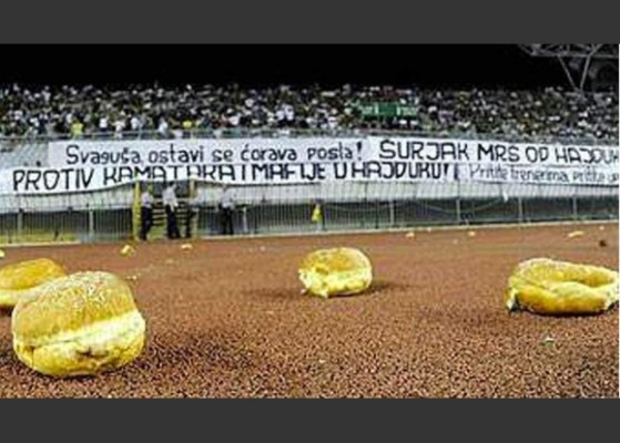 Las 10 cosas más extrañas lanzadas a un campo de fútbol