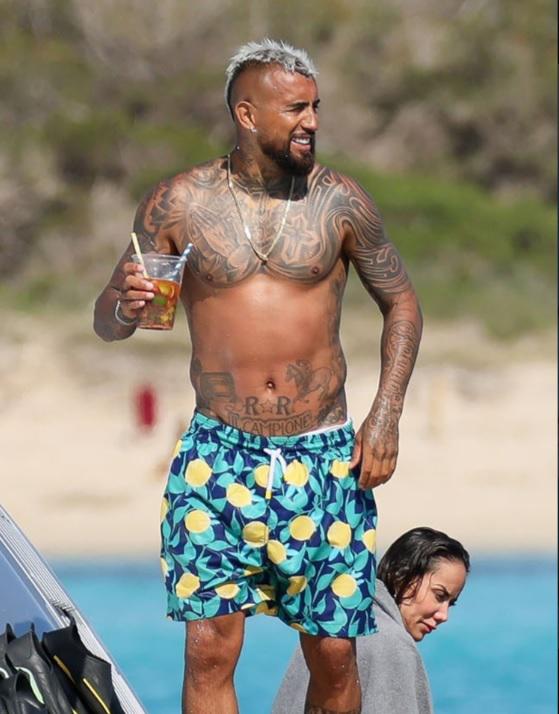 Sonia Isaza, la infartante novia de Arturo Vidal, deslumbra en sus vacaciones en un yate de lujo en España