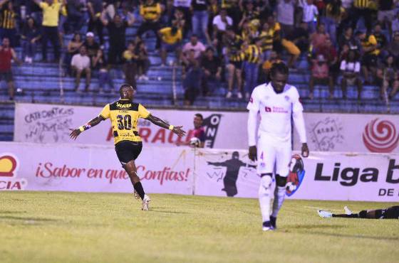 Carlos Small marcó el 1-0 del Real España frente al Olimpia en el repechaje. FOTO: Héctor Edú